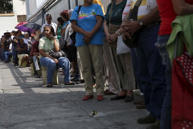 People wait in a line for the elderly outside a PDVAL, a state-run supermarket, to buy chicken in Caracas January 22, 2016.  Venezuela's opposition refused on Friday to approve President Nicolas Maduro's "economic emergency" decree in Congress, saying it offered no solutions for the OPEC nation's increasingly disastrous recession. Underlining the grave situation in Venezuela, where a plunge in oil prices has compounded dysfunctional policies, the International Monetary Fund on Friday forecast an 8 percent drop in gross domestic product and 720 percent inflation this year. REUTERS/Carlos Garcia Rawlins