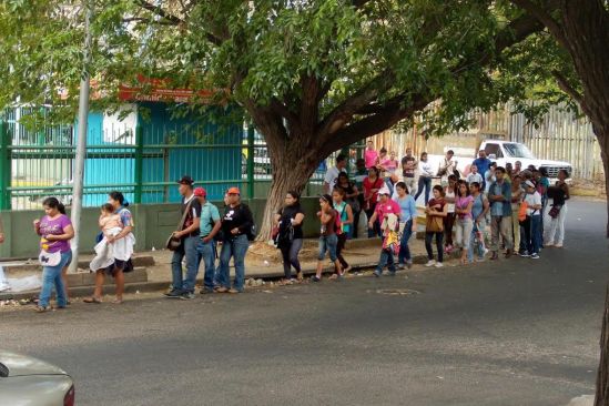 Colas “a ciegas” por productos escasos se multiplican en Ciudad Guayana