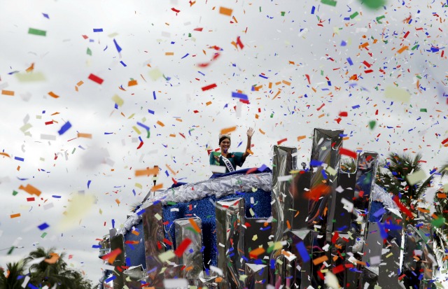 Miss Universo 2015 olas Pia Alonzo Wurtzbach a la multitud como lluvias de confeti durante una caravana a lo largo de Roxas Boulevard en Manila, 25 de enero de 2016. Wurtzbach, la primera Miss Universo de las Filipinas en más de cuatro décadas, dijo el domingo que pasará su reinado dando a conocer a los temas como el VIH y obtener apoyo para los países vulnerables a los desastres. REUTERS / Erik De Castro