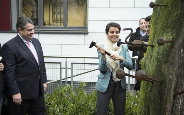 El ministro alemán de Asuntos Económicos y Energía, Sigmar Gabriel (i), y la ministra francesa de Educación, Educación Superior e Investigación, Najat Vallaud-Blekacem, visitan el centro escolar Hans Boeckler en Berlín (Alemania) hoy, 25 de enero de 2016. El partido de Gabriel, el Parido Socialdemócrata Alemán (SPD), celebrará en los próximos días un congreso sobre educación. EFE/Bernd Von Jutrczenka