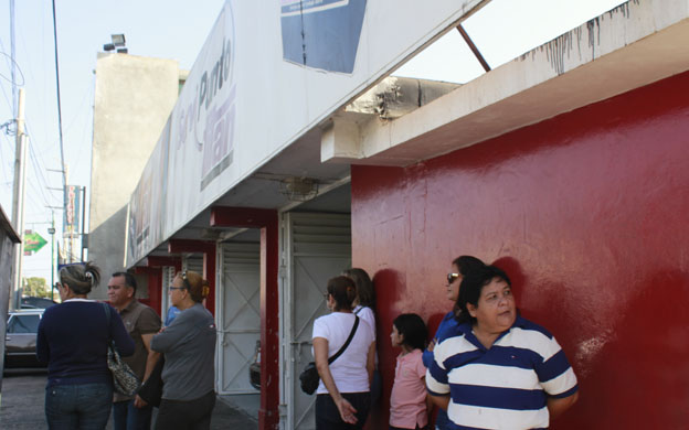 Marabinos madrugan para comprar baterías. (Foto: Gabriela Sanz)