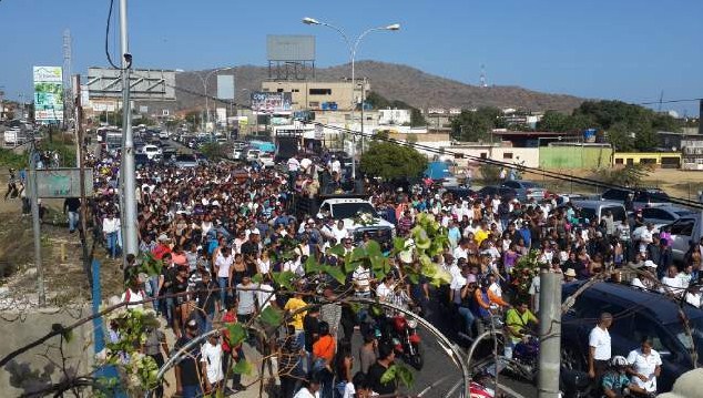 Avenidas de Nueva Esparta amanecieron trancadas por el entierro de “El Conejo” (Fotos + Video)