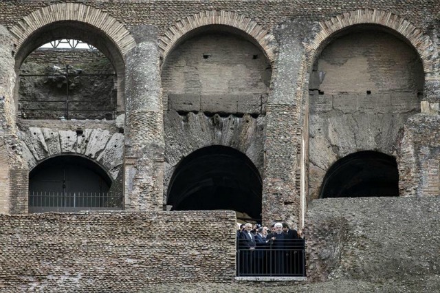 El presidente de Irán, Hasán Rohaní (c), visita el Coliseo en Roma (Italia) hoy, 27 de enero de 2016. Rohaní concluye hoy su visita a Italia, primera escala de su gira europea tras el fin de las sanciones y la firma del acuerdo nuclear. EFE/Angelo Carconi