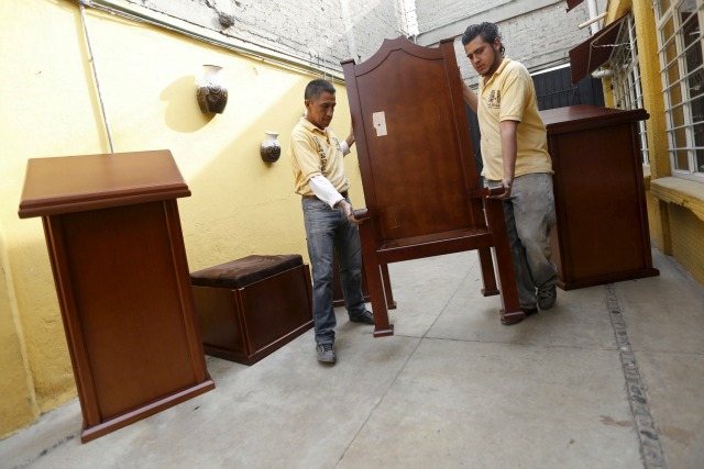 Los trabajadores llevan una silla hecha por el carpintero Victor Huesca Díaz, que será utilizado por Francisco durante su visita a la Ciudad de México, México, 20 de enero de 2016. Foto tomada el 20 de enero de 2016. REUTERS / Edgard Garrido 