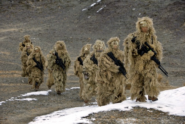 Soldados del Ejército Popular de Liberación (EPL) de la Infantería de Marina de los Pueblos se ven en la formación en una base de entrenamiento militar en Bayingol, Región Autónoma Uigur de Xinjiang, 20 de enero de 2016. REUTERS / Stringer,