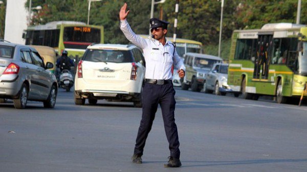 Conoce al policía que controla el tránsito a lo Michael Jackson (FOTO Y VIDEO)