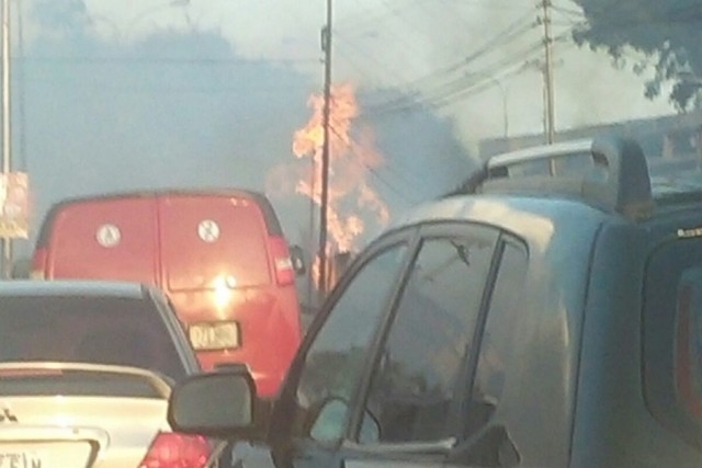 Reportan incendio en la Carretera Panamericana sentido Caracas