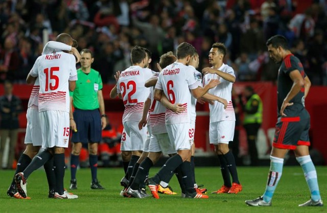 Los jugadores del Sevilla celebran el cuarto gol ante el Celta, durante el partido de ida de las semifinales de la Copa del Rey disputado en el estadio Ramón Sánchez Pizjuán, en Sevilla. EFE