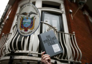 Policía británica detendrá a Assange si sale de la embajada ecuatoriana