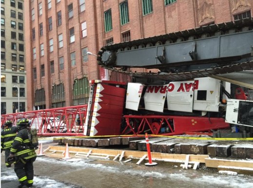 Un muerto y tres heridos al caer grúa en Nueva York (Fotos+Video)