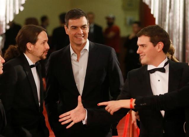 El líder de Podemos, Pablo Iglesias (i), el secretario general del PSOE, Pedro Sánchez (c), y el líder de Ciudadanos, Albert Rivera, a su llegada a la ceremonia de la 30 edición de los Premios Goya, que entrega la Academia de Cine, celebrada esta noche en el Hotel Auditorium de Madrid. EFE/Juanjo Martín