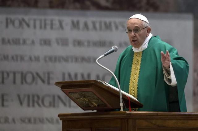 El papa Francisco oficia una misa para los frailes capuchinos en la basílica de San Pedro en el Vaticano hoy, 9 de febrero de 2016. EFE/Angelo Carconi