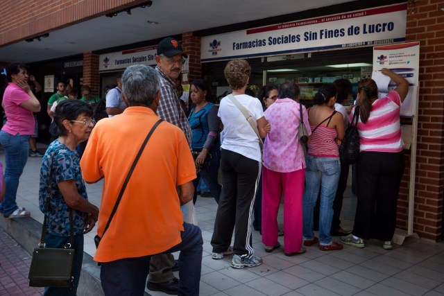 ACOMPAÑA CRÓNICA: VENEZUELA SALUD CAR06. CARACAS (VENEZUELA), 06/02/2016.- ,Fotografía del 6 de febrero de 2016 donde se observa a un grupo de personas hacer fila para comprar medicinas en una farmacia en la ciudad de Caracas (Venezuela). El Parlamento venezolano de mayoría opositora declaró la semana pasada una crisis humana de salud en el país ocasionada por la escasez de medicamentos, de equipos médicos y el deterioro de las instituciones públicas sanitarias. EFE/MIGUEL GUTIÉRREZ