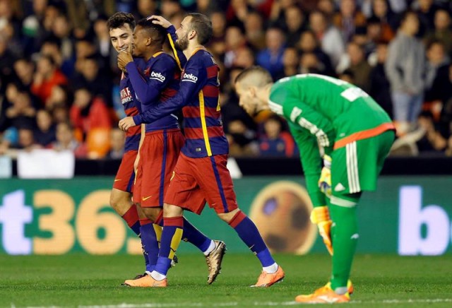 El centrocampista camerunés del F. C. Barcelona, Wilfrid Kaptoum (2i), celebra con sus compañeros el primer gol del equipo blaugrana, durante el encuentro correspondiente a la vuelta de la semifinal de la Copa del Rey, que disputaron frente al Valencia en estadio valencianista de Mestalla. EFE