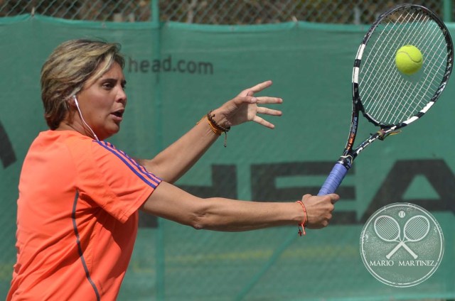 Mindy Salas con bolea de backhand