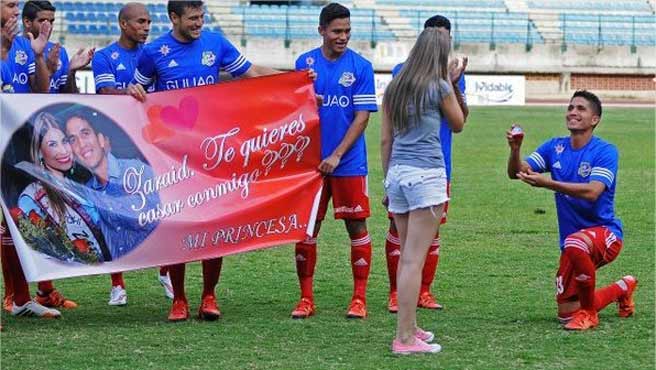 Este jugador del Atlético Venezuela pidió matrimonio antes de jugar un partido (Foto)