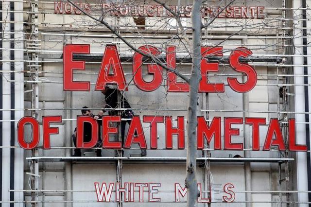 Vista del nombre de la banda estadounidense de hard rock "Eagles of Death Metal" en la fachada del Olympia de París, en Francia, hoy, 16 de febrero de 2016. La banda que tocaba la noche de la masacre en la sala Bataclan de la capital gala, donde hubo 90 muertos, ha reiniciado su gira europea tres meses después de los atentados. EFE/YOAN VALAT