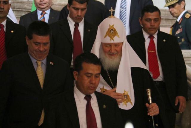 El presidente de Paraguay Horacio Cartes (i) camina junto al patriarca de la iglesia ortodoxa rusa Kiril (d) en la sede del Palacio De López de Asunción (Paraguay) hoy, martes 16 de febrero de 2016. El patriarca Kiril de la Iglesia ortodoxa rusa ofrece una declaración conjunta con el presidente paraguayo, Horacio Cartes, en el Palacio de López, sede del Gobierno paraguayo. EFE/Andrés Cristaldo Benítez