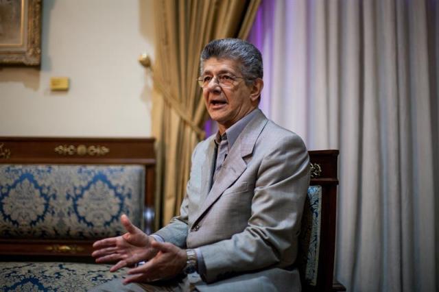 Fotografía del lunes 15 de febrero de 2016, del presidente de la Asamblea Nacional de Venezuela, Henry Ramos Allup, mientras habla durante una entrevista con Efe en Caracas (Venezuela). El presidente de la Asamblea Nacional de Venezuela, Henry Ramos Allup, se decantó hoy por la vía de la enmienda constitucional para recortar el mandato del presidente del país, Nicolás Maduro, y propuso además acompañarla de otras dos para reducir también el período del Parlamento y del Tribunal Supremo. EFE/MIGUEL GUTIÉRREZ