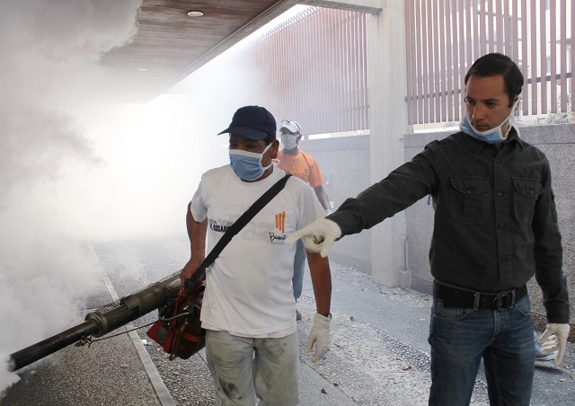 Realizan operativos de fumigación para prevenir chikungunya, dengue y zika en Chacao