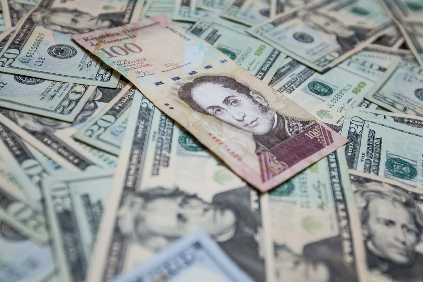 Dólar por encima de 300 bolívares y menos divisas a viajeros se esperan este viernes