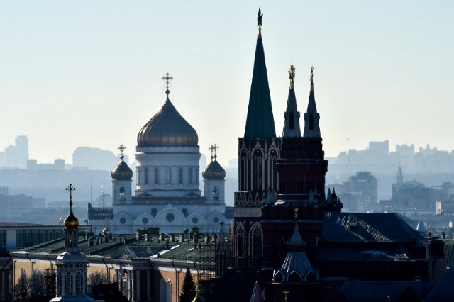 Una vista aérea tomada el 18 de febrero, el año 2016 muestra las torres del Museo Estatal de Historia (R), el Kremlin y la Catedral de Cristo Salvador (hacia atrás) en el centro de Moscú. AFP PHOTO / KIRILL KUDRYAVTSEV KIRILL KUDRYAVTSEV / AFP