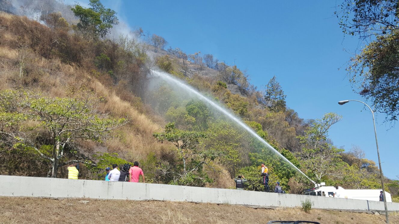 Al fin usan “La Ballena” para algo productivo: Se suma a labores contra incendio en El Ávila (FOTOS)