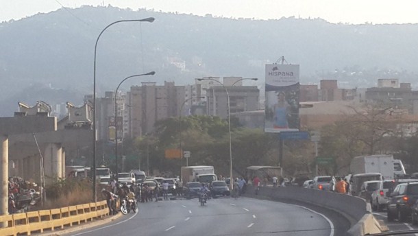 Protesta en la Francisco Fajardo fue por falta de agua (Fotos)