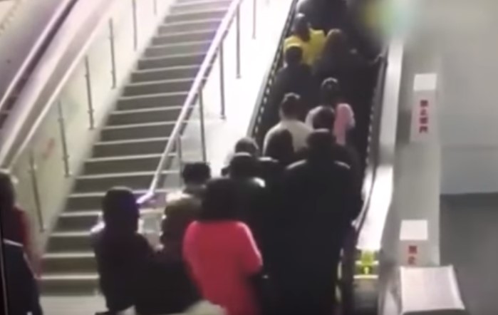 ¡La maldición de las escaleras mecánicas! Otro accidente deja diez heridos (VIDEO)