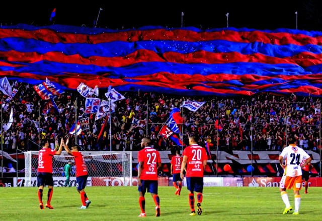 con goles de Santana y Leal para ser líder del grupo 8 de la Copa Libertadores. Foto: @cerro879 