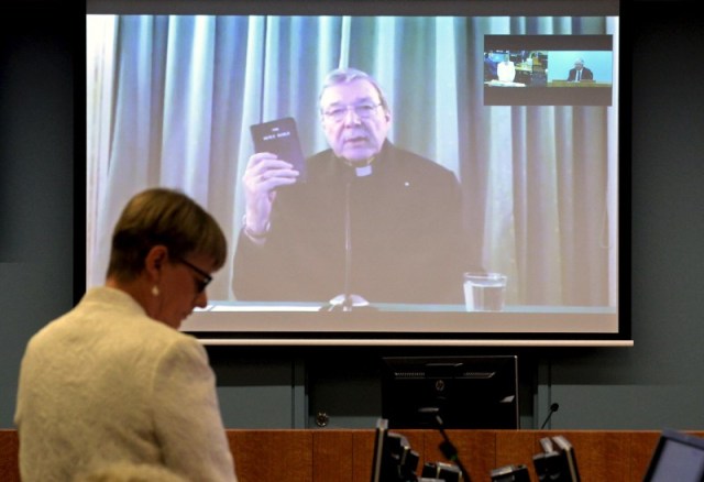 El cardenal australiano George Pell testifica por videoconferencia desde un hotel en Roma ante la Comisión Real de Australia sobre Respuestas Institucionales al Abuso Sexual Infantil, en Sídney, Australia, 29 de febrero de 2016. El cardenal australiano George Pell, el funcionario del Vaticano de más alto rango que ha testificado sobre casos de abusos sexuales cometidos por sacerdotes católicos, dijo el domingo que la Iglesia cometió "enormes errores" y "ha decepcionado a las personas" en el manejo del escándalo. REUTERS/Jeremy Piper-Oculi/Handout via Reuters