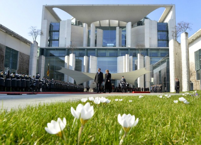 La canciller alemana, Angela Merkel (R) y el primer ministro croata Tihomir Oreskovic asistir a una ceremonia de bienvenida antes de conversaciones en Berlín el 1 de marzo de 2016. TOBIAS SCHWARZ / AFP