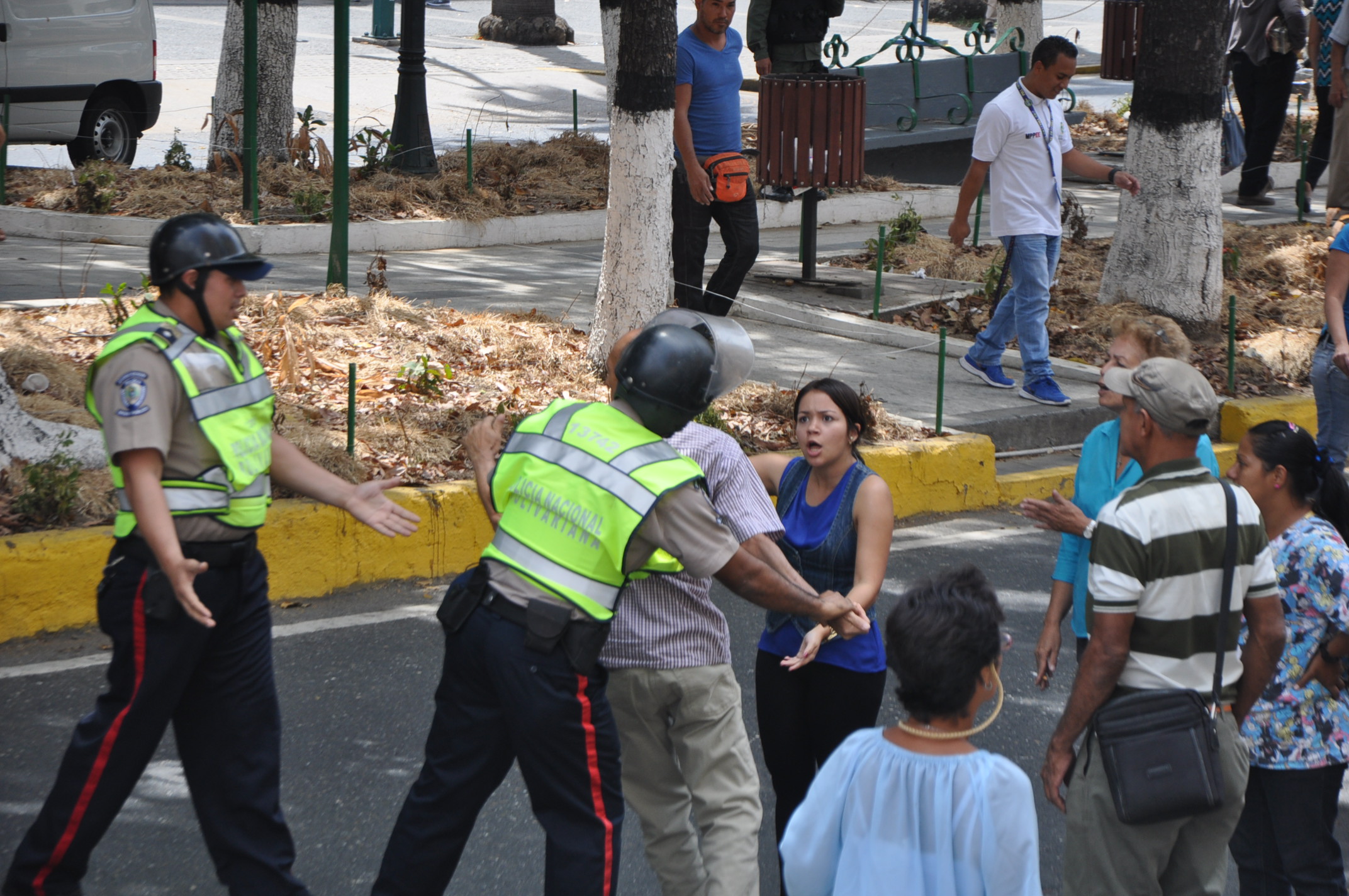 FOTOS: Chavistas, PNB y GNB reprimieron a manifestantes frente a Corpoelec en San Bernardino