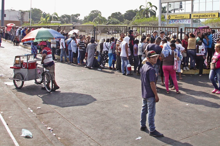 Bachaqueros controlan las colas en los supermercados de Zulia y amenazan a compradores