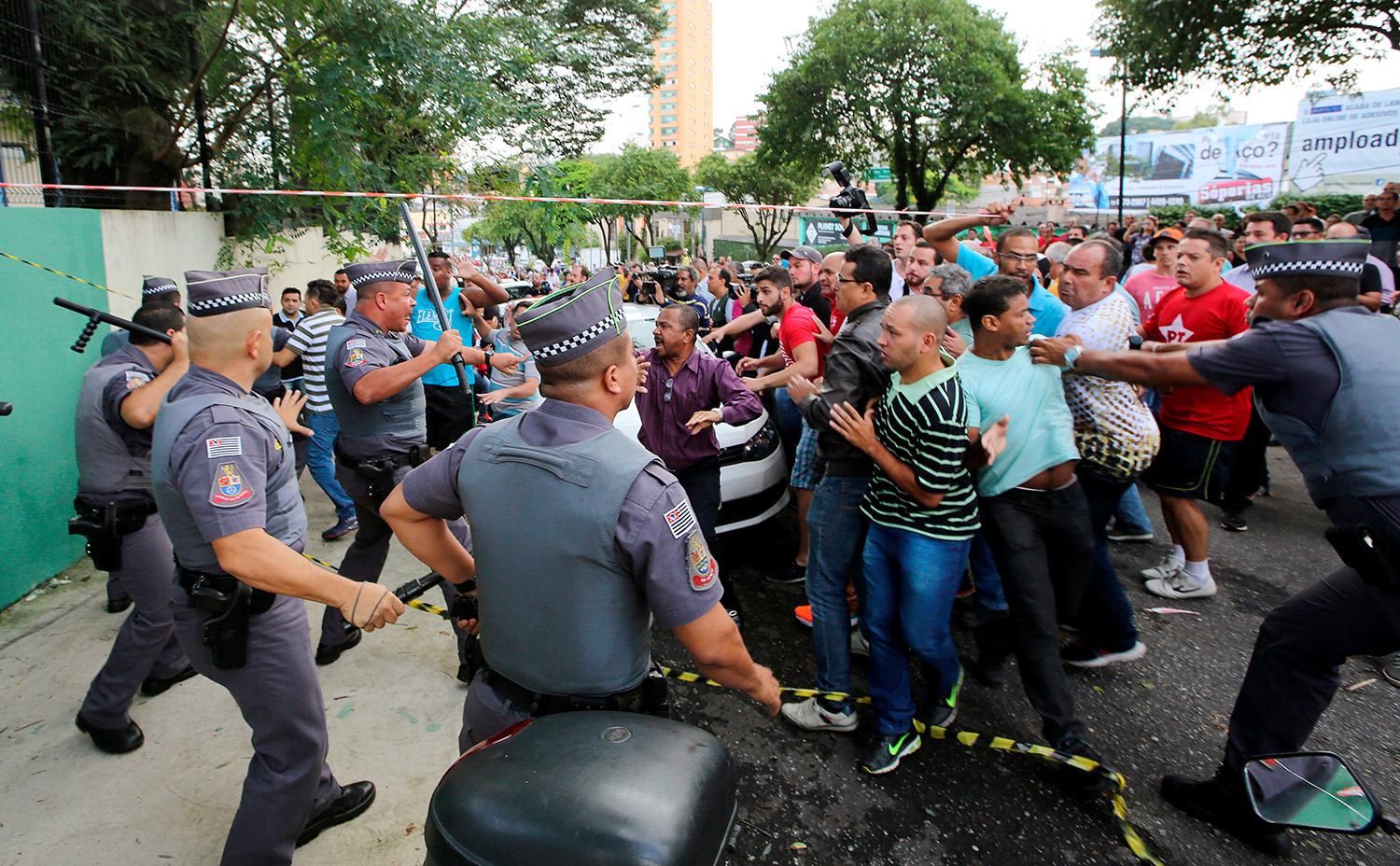 Manifestantes rivales se enfrentan en inmediaciones de la casa del ex presidente Lula en Brasil (Fotos)