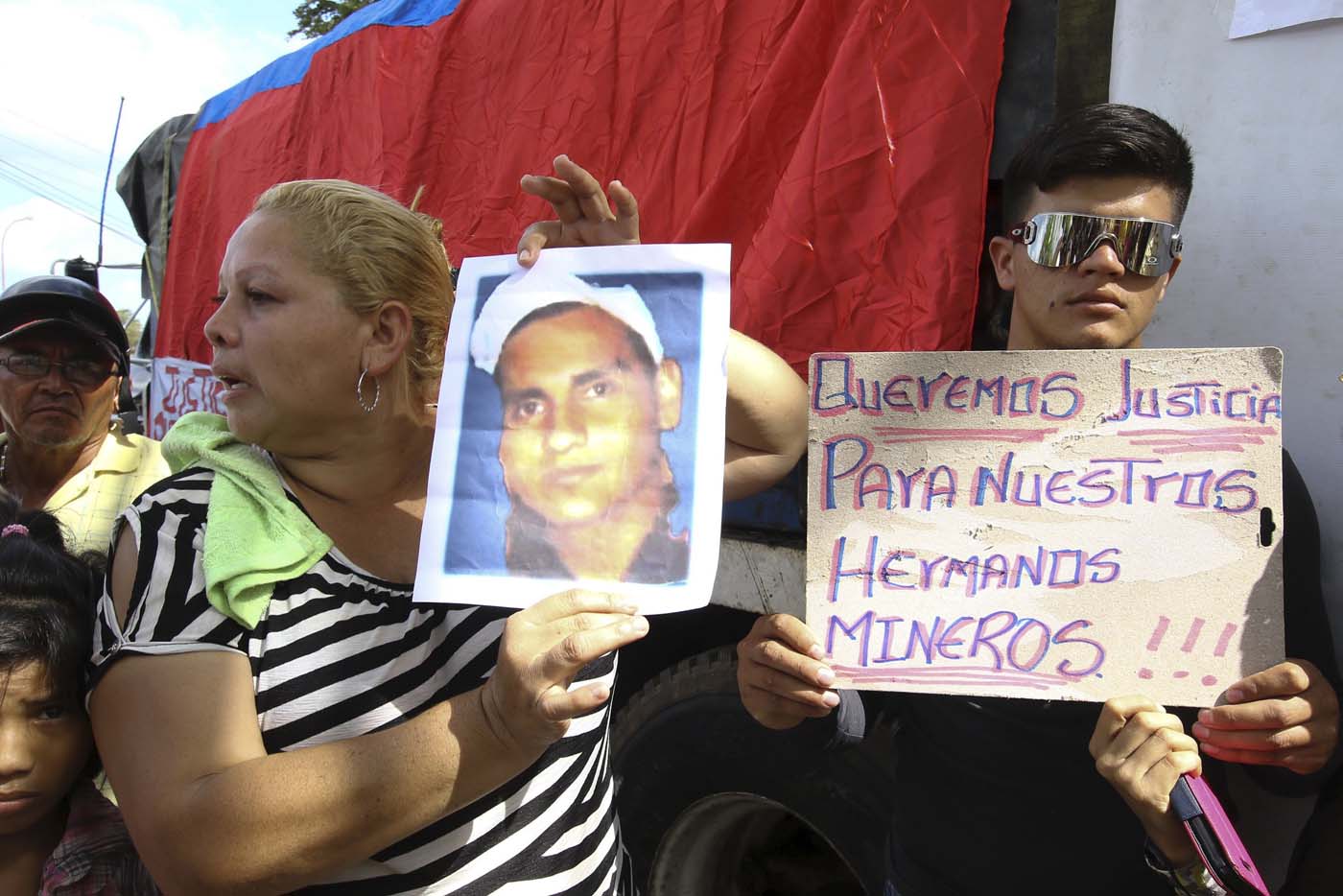 Buscan en todo el país a “El Topo”, planificador de la masacre de mineros