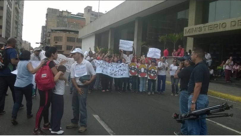 Protestaron frente al ministerio de Educación exigiendo mejoras salariales