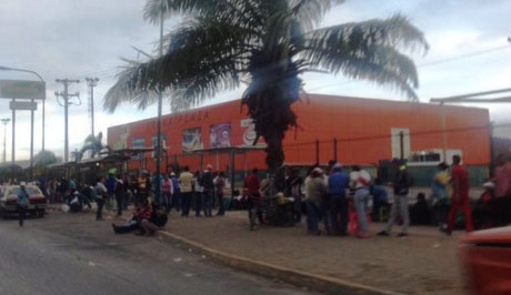 Las agobiantes colas en supermercados del país este #11Mar