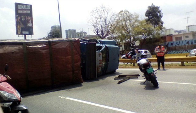 Gandola se volcó en la Francisco Fajardo a la altura de La California