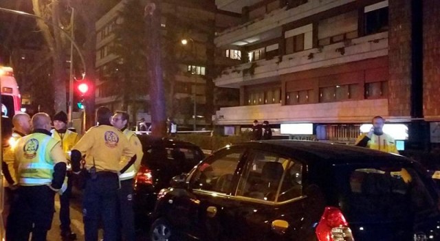  Imagen facilitada por Emergencias Madrid, de miembros del Samur desplazados a la zona donde esta noche un hombre de 41 años ha fallecido y otro de 44 ha resultado herido grave a consecuencia de un tiroteo ocurrido, en una peluquería de la calle de Costa Rica número 13, de Madrid. EFE