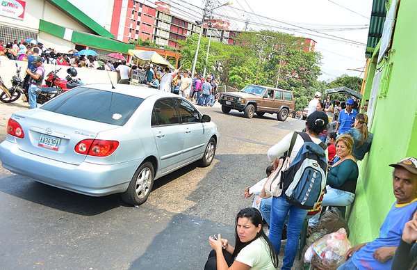 En La Castra permanecen barreras humanas sobre los comercios de la zona. (Foto/Jhovan Valdivia)