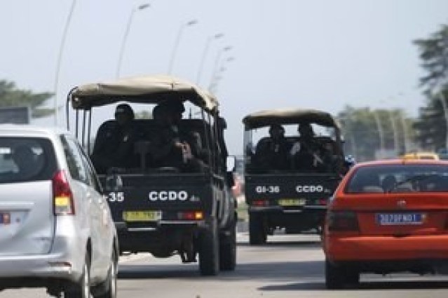 En la imagen, fuerzas de seguridad conducen hacia Grand Bassam en Abiyán, Costa de Marfil. 13 de marzo, 2016. Reuters