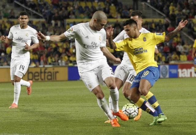 El centrocampista de la U. D. Las Palmas, Jonathan Viera (d), intenta superar al defensa portugués del Real Madrid, Pepe, durante el encuentro correspondiente a la jornada 29 de primera división, que han disputado en el estadio de Gran Canaria. EFE