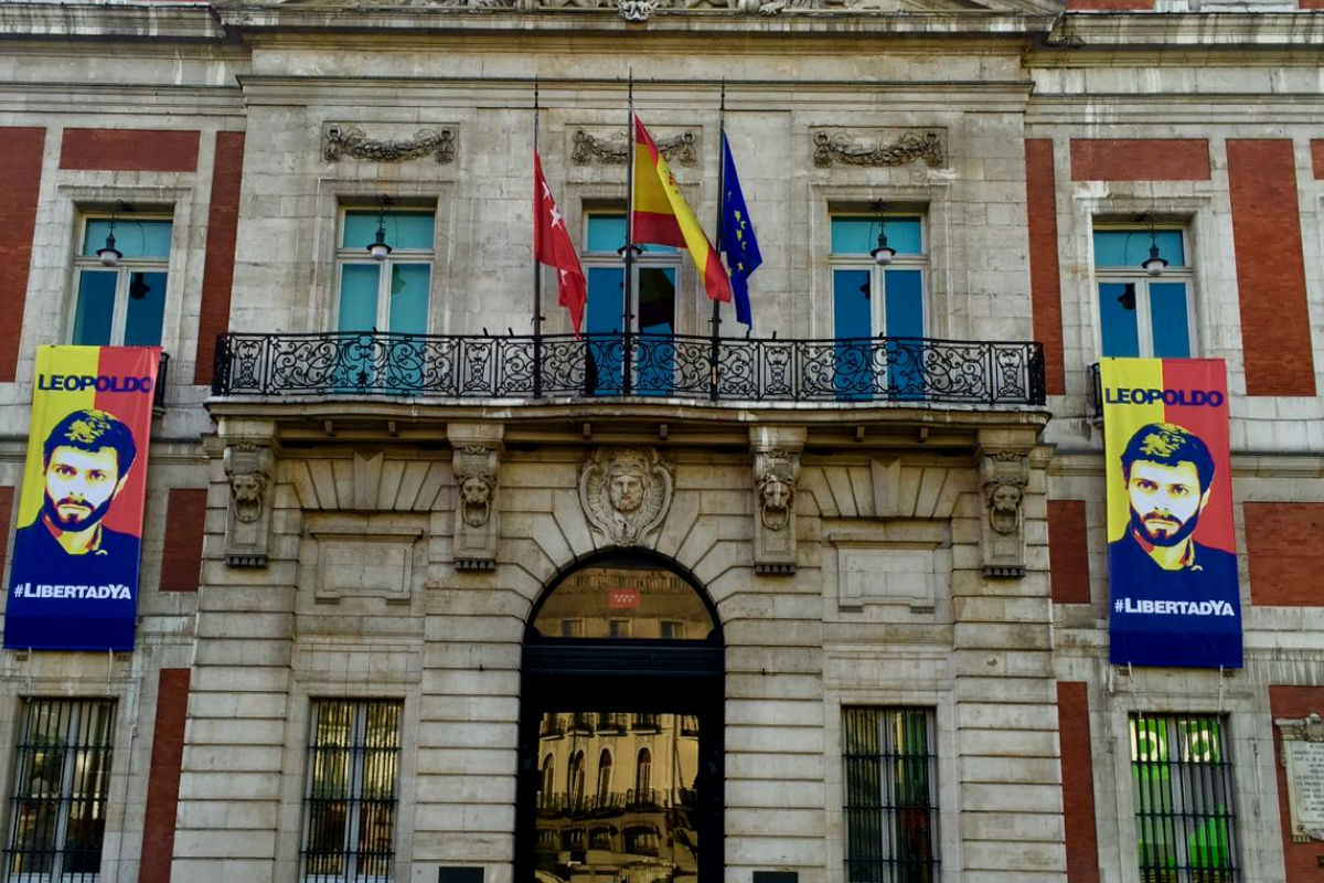 “Leopoldo #Libertad ya”: El cartel que colgó el gobierno de Madrid en su fachada (fotos)