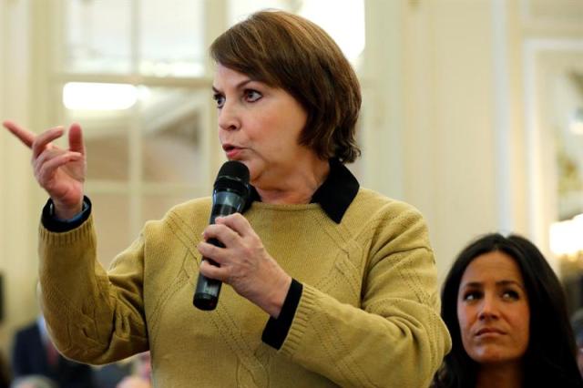 Mitzy Capriles, la esposa del alcalde de Caracas y prisionero político, durante su intervención hoy en un desayuno de Fórum Nueva Economía donde ha participado hoy el secretario general de la Unión de Naciones Suramericanas (Unasur) y expresidente colombiano , Ernesto Samper. A la derecha la portavoz del grupo municipal de Ciudadanos en el Ayuntamiento de Madrid, Begoña Villacís. EFE/Mariscal