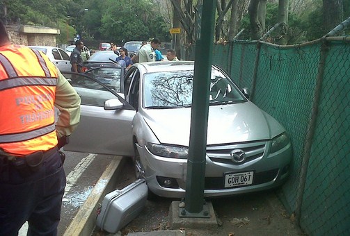 Muere conductor al colisionar vehículo contra un poste en Chacao (Foto)