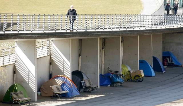 Tiendas de campaña utilizadas por las personas sin hogar son vistos bajo un puente peatonal en el barrio gubernamental, cerca de la Cancillería en Berlín, Alemania 17 de marzo de 2016. REUTERS / Fabrizio Bensch