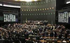Diputados aprueban comisión que determinará apertura de juicio contra Rousseff