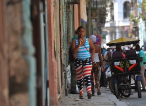 ¡Arden los ñángaras! Cubanos se “forran” con la bandera de los Estados Unidos (FOTOS)
