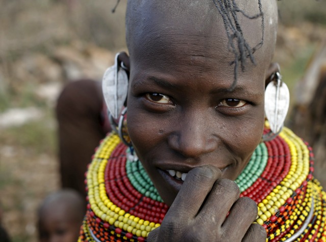 Una mujer de Turkana se encuentra en un pueblo cerca de Baragoi, Kenia 30 de enero de 2016. Los Turkana ganado los hombres cabezas de ganado, ovejas y cabras, que protegen su ganado de sus rivales en la región de Turkana seco en el norte de Kenia. Los hombres están armados con fusiles limpias y bien mantenidas, a causa de disputas frecuentes con otras tribus. El ganado es en el centro de la vida de Turkana. REUTERS / Goran Tomasevic